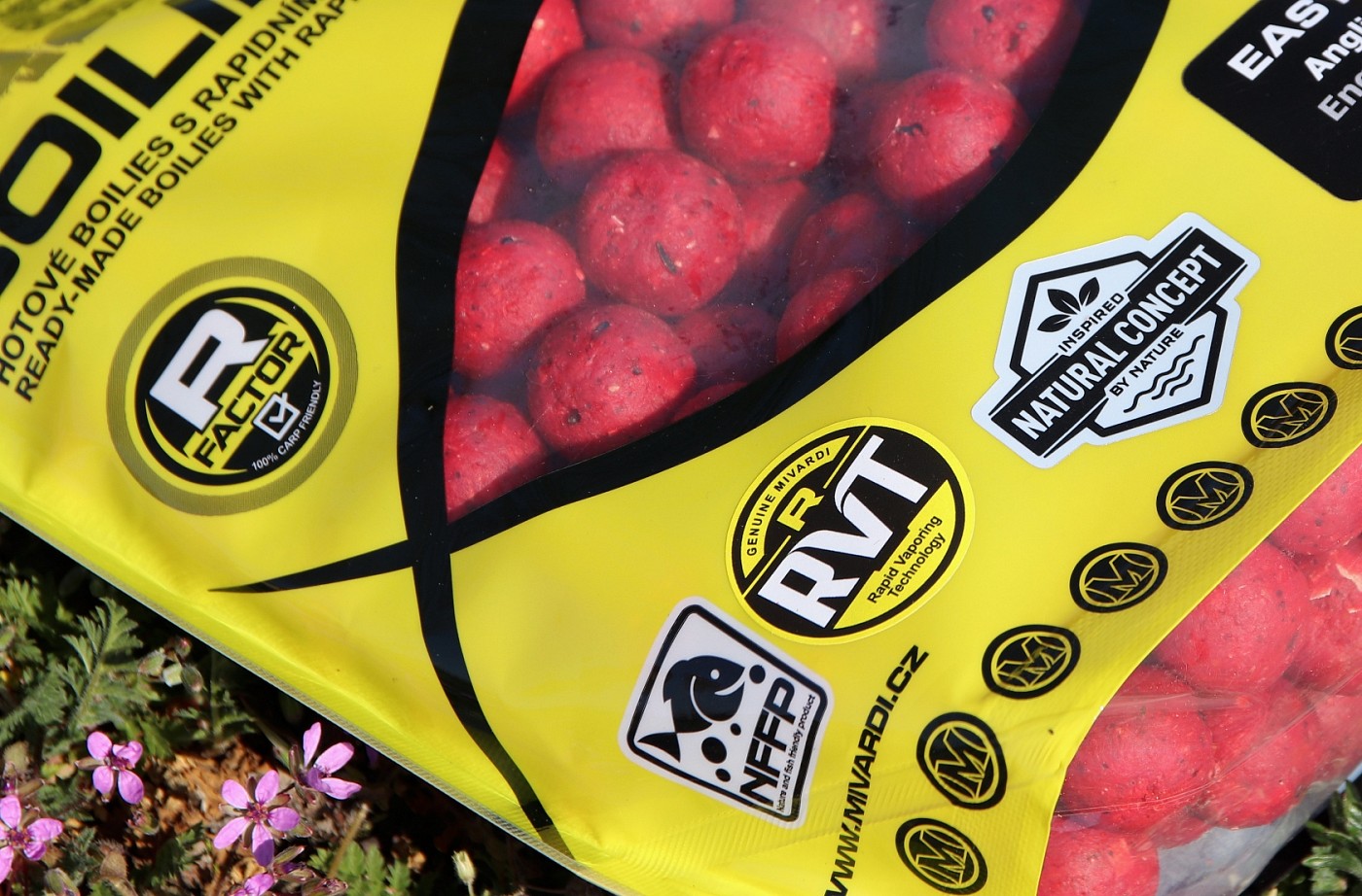 MIVARDI Rapid Boilies Easy Catch Anglická jahoda 3300gr 24mm