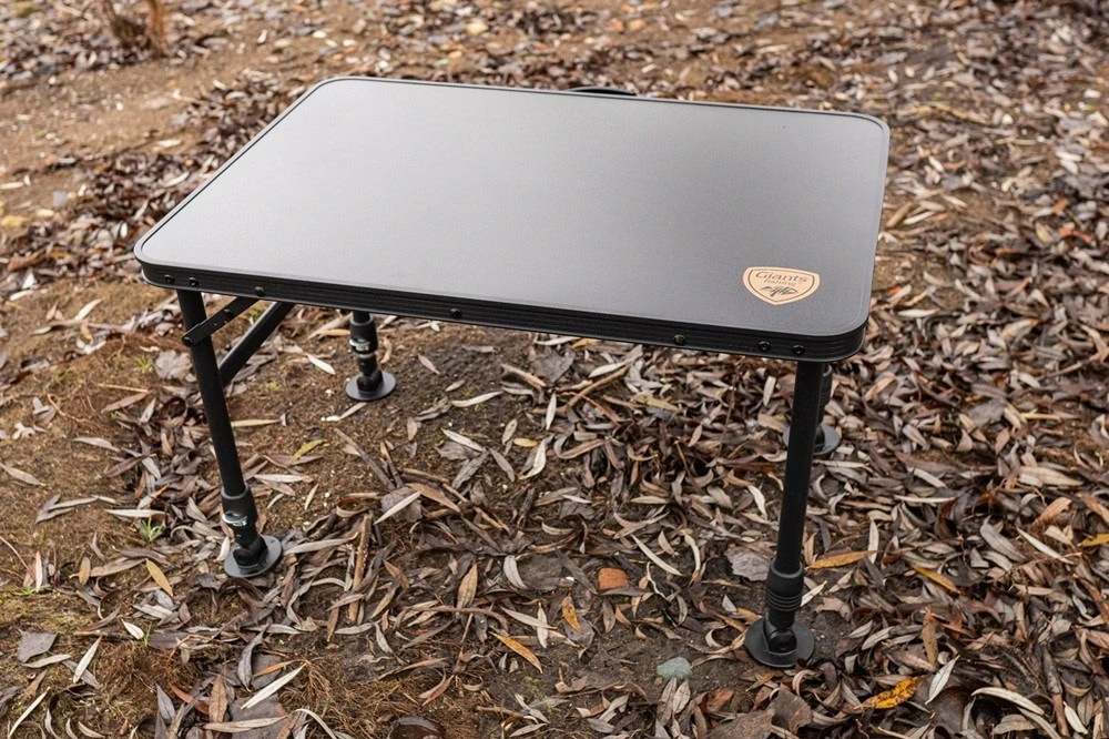 GIANTS FISHING Skládací stůl Folding Table X-Large + ZDARMA taška