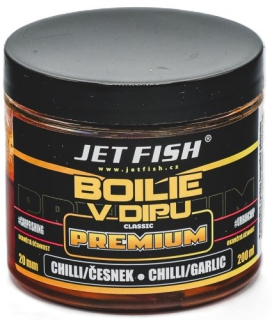 JET FISH Boilie v dipu Premium Clasicc Chilli / Česnek 200ml 20mm