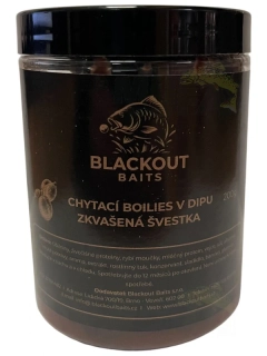 BLACKOUT BAITS Chytací boilies v dipu Zkvašená švestka 200g 20mm